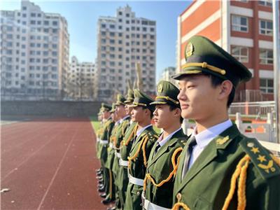 常怀感恩之心，做正气高中学生--淄博衡中艺术学校升旗仪式