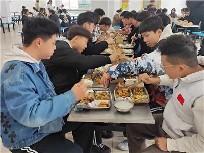 烤鸭飘香 助力成长|我校班级挑战赛成功班级“吃烤鸭”
