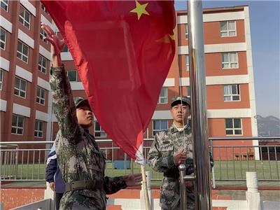 认真决定成败 规范成就未来|淄博衡中艺术学校举行“规范成就未来”主题升旗仪式